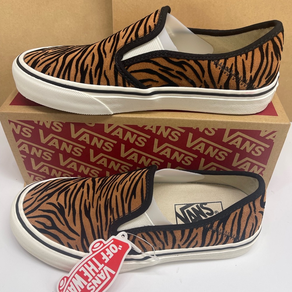 Vans Women's Slip-On Sf (Animal Stripes) Black /Marshmallow Sneakers
VN0A5HYQ9ZY - Picture 2 of 16